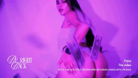 emma_whitee_ online show from 11.25.25