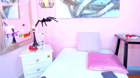 Snapshot of emmaa_sandoval chatting on 10.16.25 Emma  online show from 10.16.25