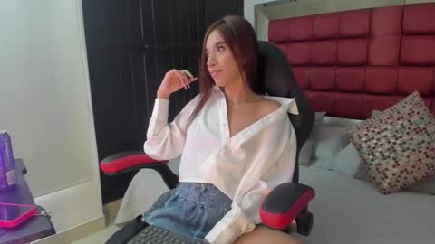 Snapshot of emmacarther chatting on 10.21.25 Emma  online show from 10.21.25