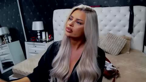 Emma Mavis online show from 11.28.25