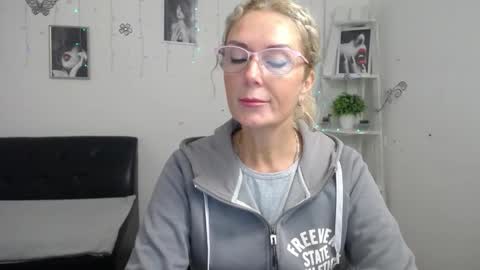 Snapshot of emmapark738567 chatting on 10.12.25 Emma online show from 10.12.25