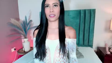 Snapshot of emmasaintt chatting on 10.17.25 Emma Saint online show from 10.17.25