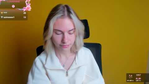 Snapshot of emmi_rossum chatting on 10.11.25 Emmi online show from 10.11.25