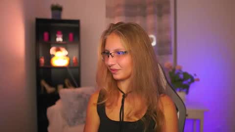 Snapshot of emmie_murray chatting on 10.10.25 Emmie online show from 10.10.25