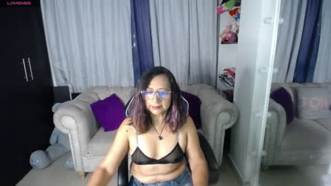 Snapshot of emmilychevalier chatting on 01.04.25 Emmily online show from 01.04.25