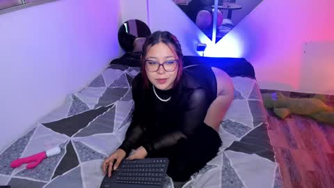Snapshot of emy_xdy chatting on 12.04.24 Im Emily would you like to help me reach 100  online show from 12.04.24