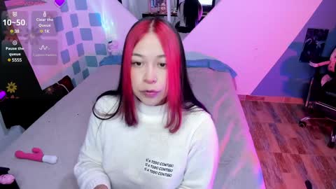 Snapshot of emy_xdy chatting on 01.28.25 Im Emily would you like to help me reach 100  online show from 01.28.25