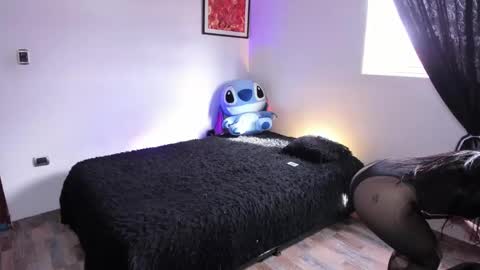 Snapshot of emy_xdy chatting on 09.22.25 Im Emily would you like to help me reach 100  online show from 09.22.25