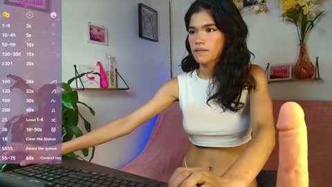 Snapshot of emycarver09 chatting on 09.23.25 emycarver09 online show from 09.23.25