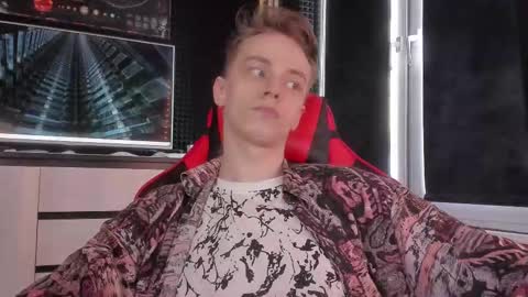 Snapshot of enkeer chatting on 10.30.25 Enker online show from 10.30.25