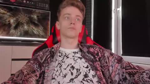 Snapshot of enkeer chatting on 11.03.25 Enker online show from 11.03.25