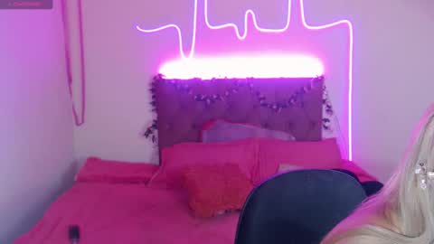 Snapshot of enma_gill chatting on 12.20.24 Enma Rojas online show from 12.20.24