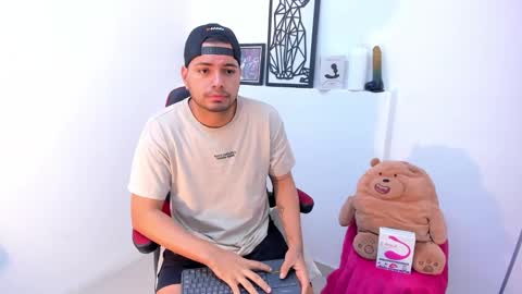Snapshot of enrique_villa23 chatting on 01.13.25 enrique online show from 01.13.25