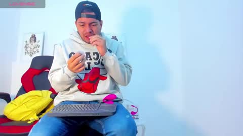 Snapshot of enrique_villa23 chatting on 01.27.25 enrique online show from 01.27.25