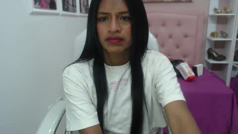 Snapshot of enyelin chatting on 11.21.25 Enyenlina online show from 11.21.25