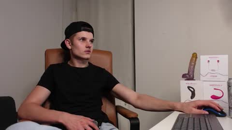 Snapshot of eric_poston chatting on 09.14.25 online show from 09.14.25
