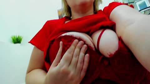 Snapshot of erikalov chatting on 12.07.24 Adelina online show from 12.07.24