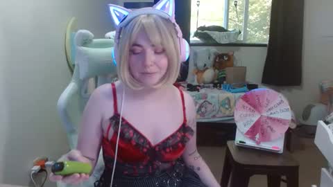 Snapshot of eris_the_doll chatting on 10.05.25 ErisTheDoll online show from 10.05.25