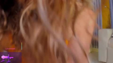 Snapshot of erotik_lady chatting on 02.15.25 TINY  online show from 02.15.25