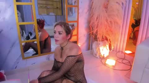 Snapshot of erotik_lady chatting on 02.18.25 TINY  online show from 02.18.25