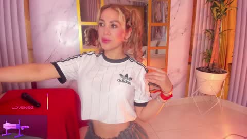 Snapshot of erotik_lady chatting on 02.28.25 TINY  online show from 02.28.25