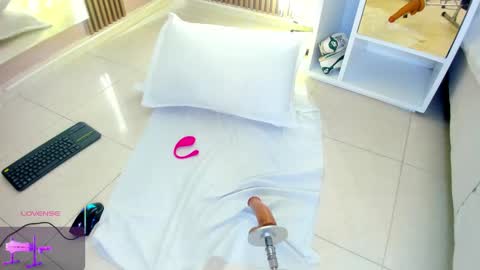 Snapshot of erotik_lady chatting on 03.04.25 TINY  online show from 03.04.25