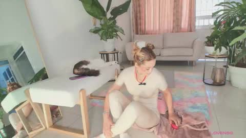 Snapshot of erotik_lady chatting on 09.10.25 TINY  online show from 09.10.25