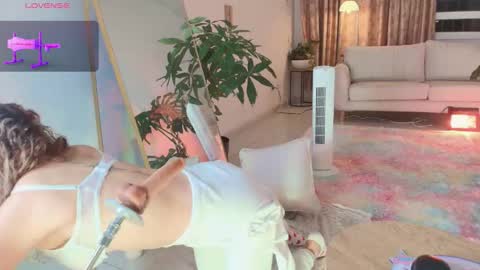 Snapshot of erotik_lady chatting on 09.23.25 TINY  online show from 09.23.25