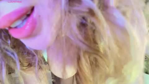 Snapshot of erotik_lady chatting on 10.15.25 TINY  online show from 10.15.25