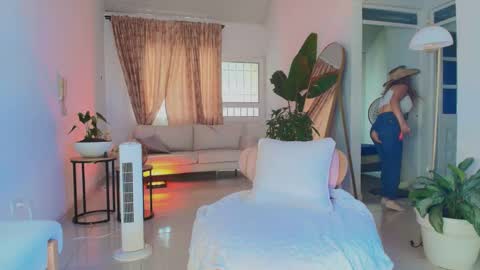 Snapshot of erotik_lady chatting on 10.19.25 TINY  online show from 10.19.25