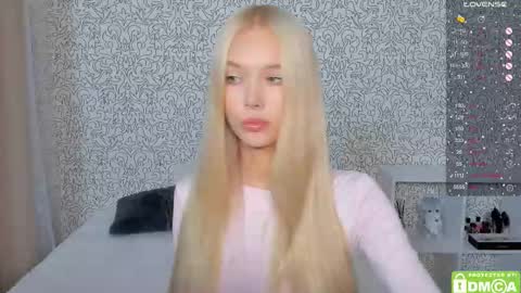 Snapshot of eshcka chatting on 10.13.25 Megan and Brad online show from 10.13.25