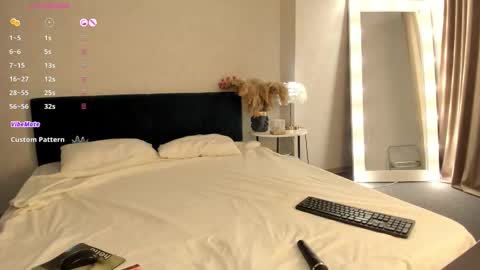 Snapshot of esme_runn chatting on 10.28.25 Esme Runn online show from 10.28.25