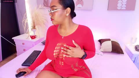 Snapshot of esmeralda_duarte chatting on 04.27.26 esmeralda online show from 04.27.26