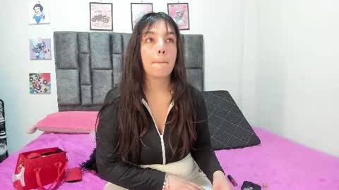 Snapshot of esmeraldaa_sc chatting on 06.17.26 Perla online show from 06.17.26