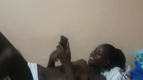 Snapshot of essie_n chatting on 10.11.25 Eddah online show from 10.11.25