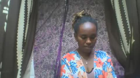 Snapshot of estanie chatting on 10.24.25 estanie online show from 10.24.25
