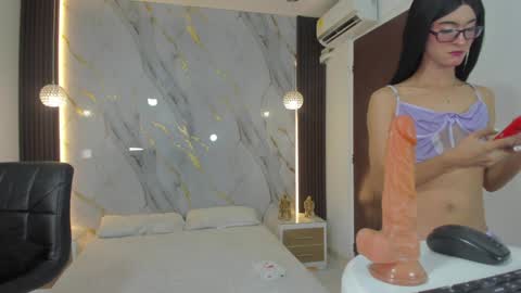 Snapshot of estephany_doll chatting on 12.08.24 Estephany online show from 12.08.24