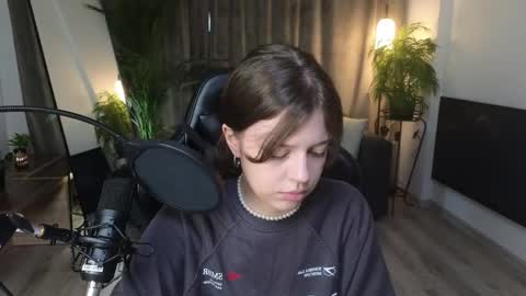 Snapshot of estirihka chatting on 10.15.25 Este online show from 10.15.25