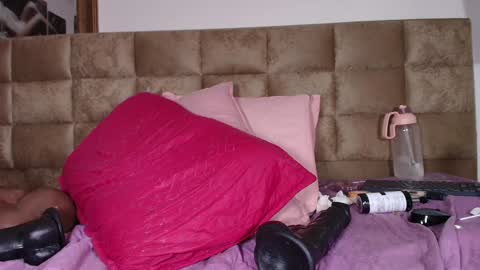Snapshot of estrella_hanks_ chatting on 01.12.25 Estrella online show from 01.12.25