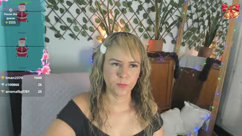 Snapshot of estrellah__ chatting on 12.12.24 - E S T R E L L A M I L F - online show from 12.12.24