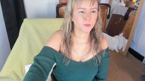 Snapshot of estrellah__ chatting on 12.28.24 - E S T R E L L A M I L F - online show from 12.28.24