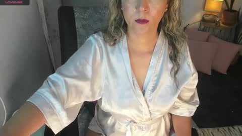 Snapshot of estrellah__ chatting on 02.25.25 - E S T R E L L A M I L F - online show from 02.25.25
