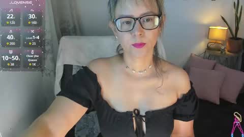Snapshot of estrellah__ chatting on 02.26.25 - E S T R E L L A M I L F - online show from 02.26.25