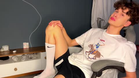 Snapshot of estremecerse chatting on 12.26.24 Alex online show from 12.26.24