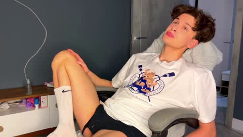 Snapshot of estremecerse chatting on 12.28.24 Alex online show from 12.28.24