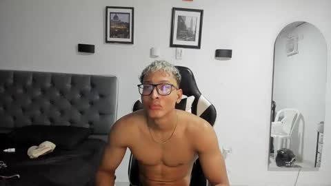 ethan_smitth1 online show from 02.01.25