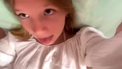 Snapshot of eugenakhouri chatting on 09.12.25 Lana online show from 09.12.25