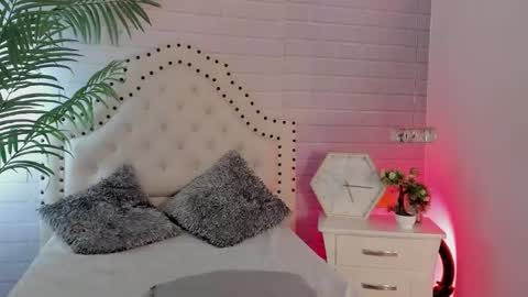 Snapshot of eureekaa chatting on 02.27.25 Eurekaa online show from 02.27.25