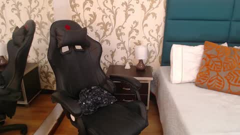 Eva Dumont online show from 02.14.25