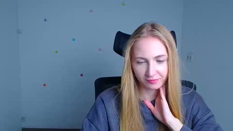 Snapshot of eva_oliviaa chatting on 10.25.25 Eva online show from 10.25.25
